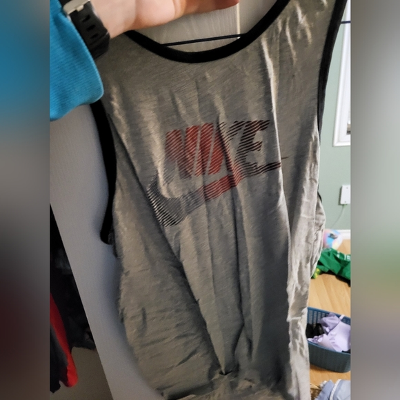 Large Nike Muscle Shirt - Picture 2 of 2